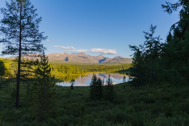 Le lac pittoresque dans les montagnes