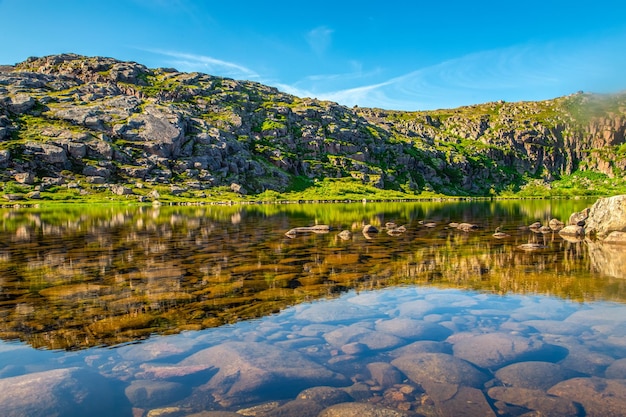 Lac pittoresque près de la toundra de la mer de Barents en été Quartier du village de Teriberka