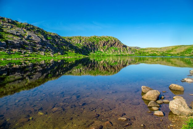 Lac pittoresque près de la toundra de la mer de Barents en été Quartier du village de Teriberka