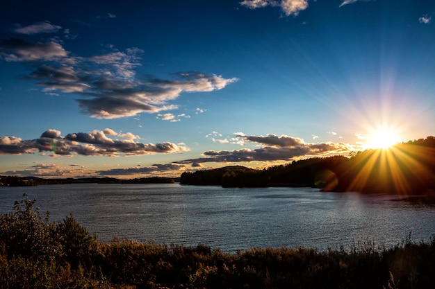 Un lac pittoresque sous les rayons du soleil du soir