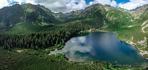 Le lac Poprad Popradske pleso est une destination célèbre dans le parc national des Hautes Tatras Slovaquie