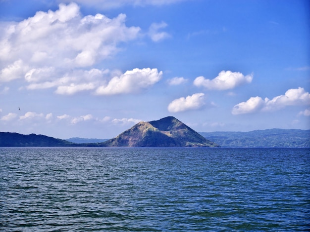 Le lac près du volcan Taal, Philippines