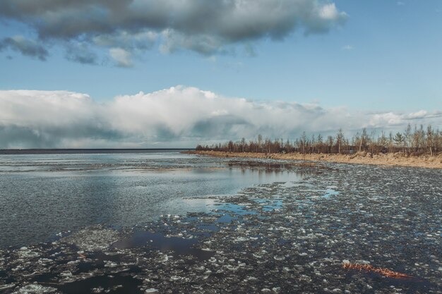 Lac de printemps le matin.