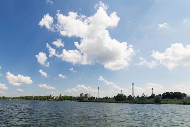 Lac propre et beau ciel bleu avec des nuages