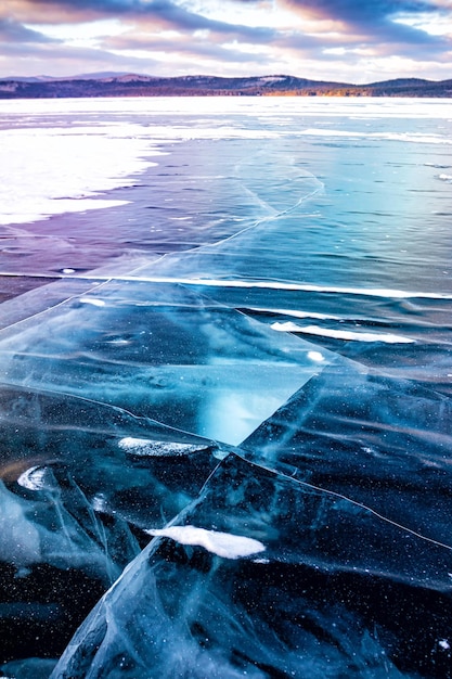 Lac recouvert de glace un matin d'hiver