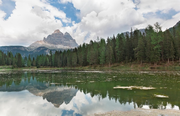 Lac avec reflet au pied des Dolomites