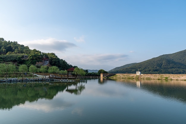 Photo le lac reflète les montagnes et les villages