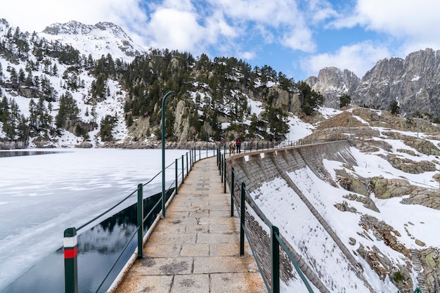 Lac de repos et refuge dans le Parc National d'Aiguestortes et le lac de Sant Maurici.