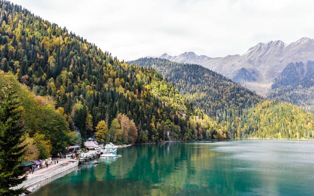 Lac Ritsa en Abkhazie en automne, vue sur le lac avec forêt d'automne en arrière-plan