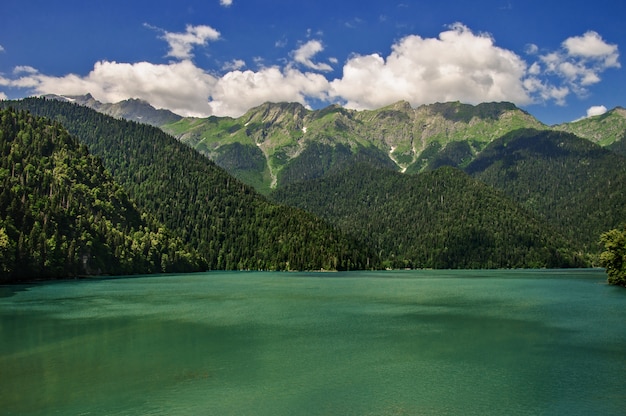 Lac Ritsa dans les montagnes en Abkhazie