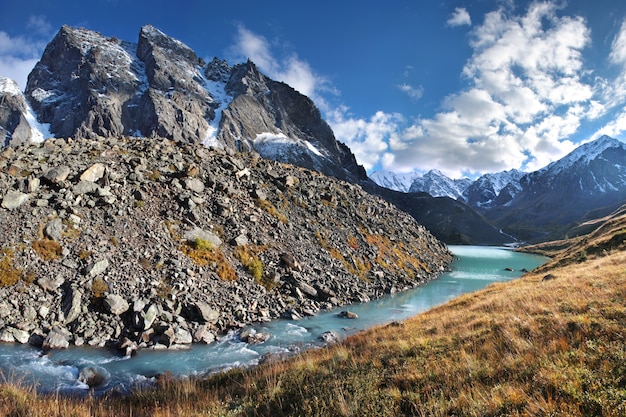 Lac et rivière dans les montagnes de l'Altaï. Des pics rocheux dans la neige. Voyager dans les montagnes.