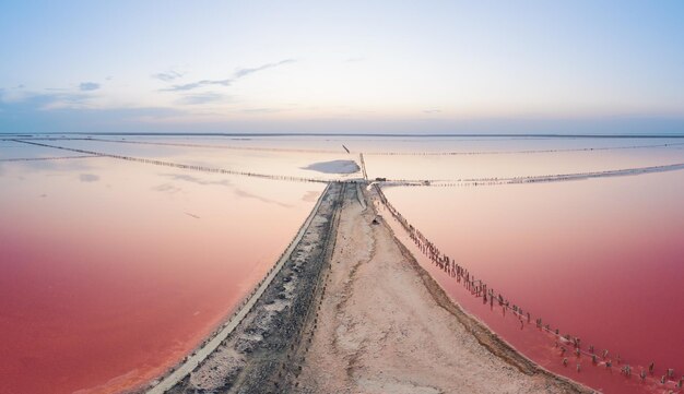 Lac rose salé avec eau curative. Vue drone.