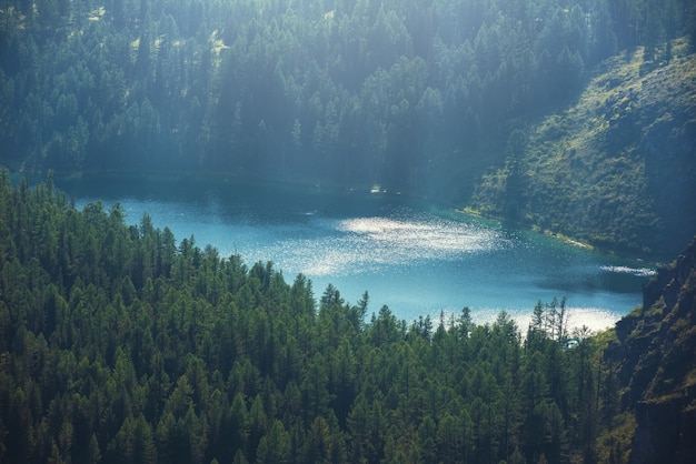 Lac sauvage dans les montagnes de l'altaï