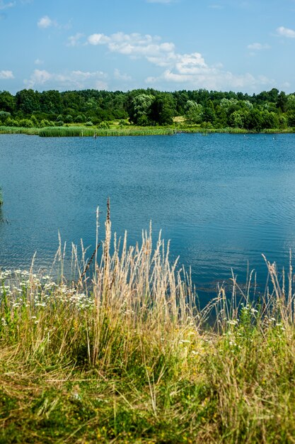 Lac sauvage en été Ciel bleu et nuages