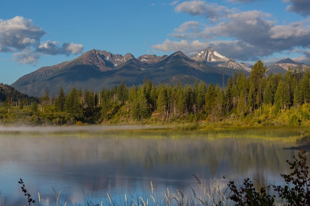 Lac de sérénité dans les montagnes en été Beaux paysages naturels