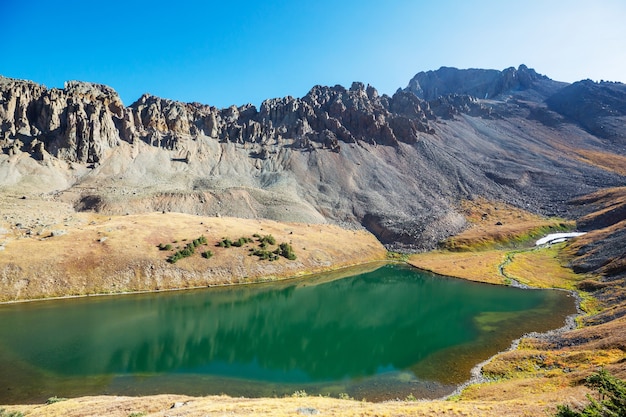 Lac de sérénité dans les montagnes en saison estivale. Beaux paysages naturels.