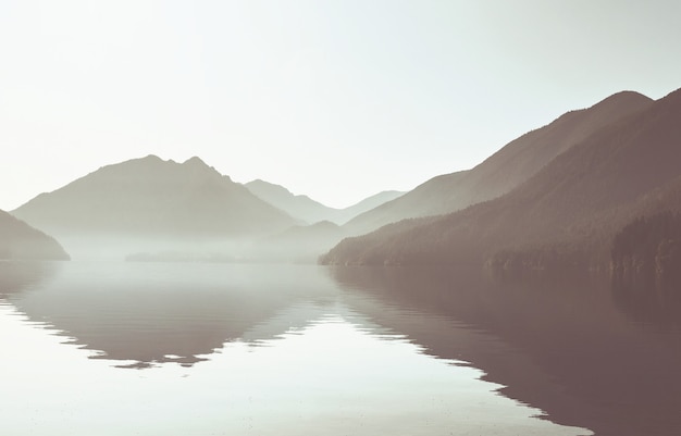 Lac de sérénité dans les montagnes en saison estivale. Beaux paysages naturels.