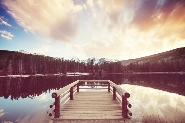 Lac de sérénité dans les montagnes