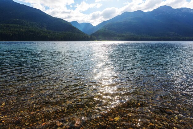 Lac de sérénité dans les montagnes