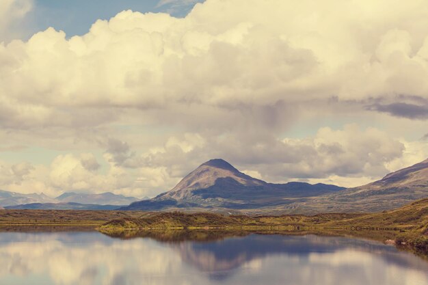 Lac Serenity dans la toundra de l'Alaska