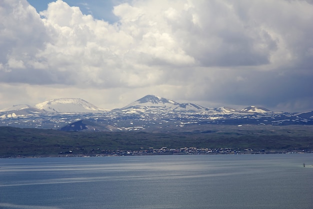 Lac Sevan dans les montagnes du Caucase, Arménie