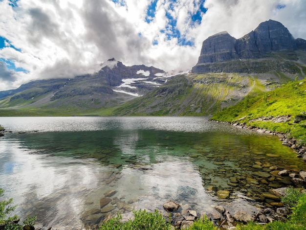 Le lac Storvatnet et les sommets des montagnes entourant la vallée de montagne d'Innerdalen en Norvège