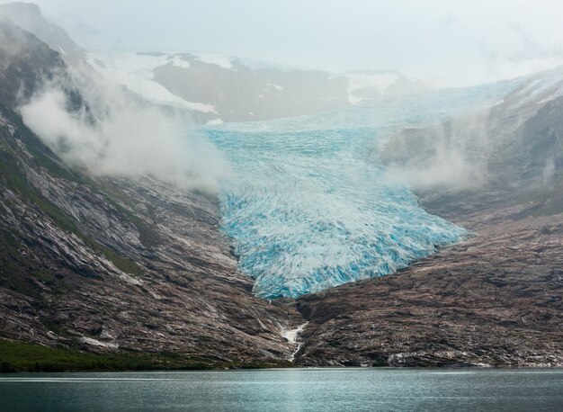 Lac Svartisvatnet et vue nuageuse brumeuse au glacier Svartisen (Meloy, Norvège)