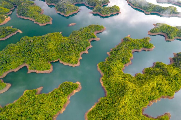 Lac Ta Dung vu d'en haut le matin avec de petites îles paradisiaques avec un beau résumé