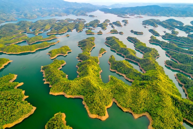 Lac Ta Dung vu d'en haut le matin avec de petites îles paradisiaques avec un beau résumé