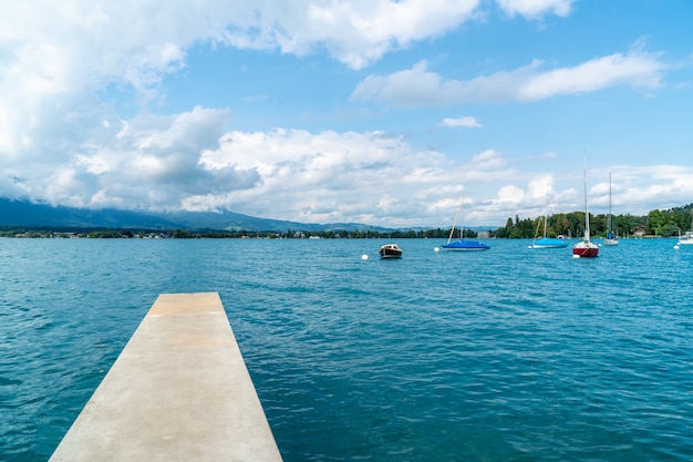 Lac de Thoune avec montagne en Suisse