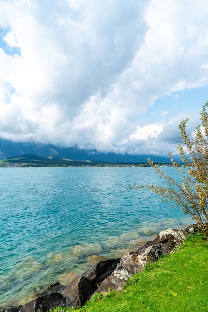 Lac de Thoune avec montagne en Suisse