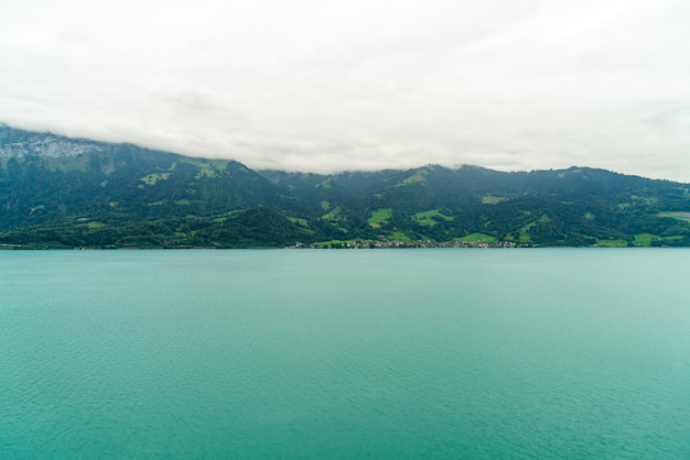 Lac de thoune avec nuageux