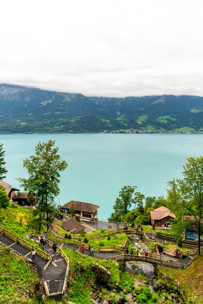 Lac de Thoune avec la ville d&#39;Interlaken