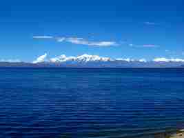 Photo lac titicaca dans les andes copacabana bolivie