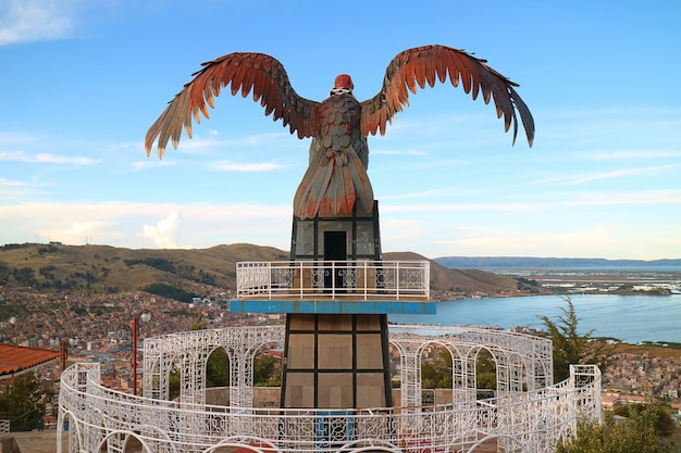 Lac Titicaca et la ville de Puno du point de vue de la colline du Condor avec une immense sculpture de Condor, Pérou