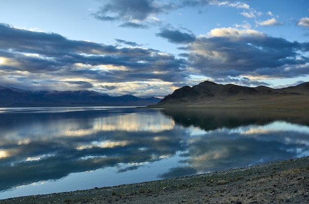 Lac Tolbo Nuur en Mongolie, paysages de la Mongolie occidentale, voyages en Asie, lac de montagne