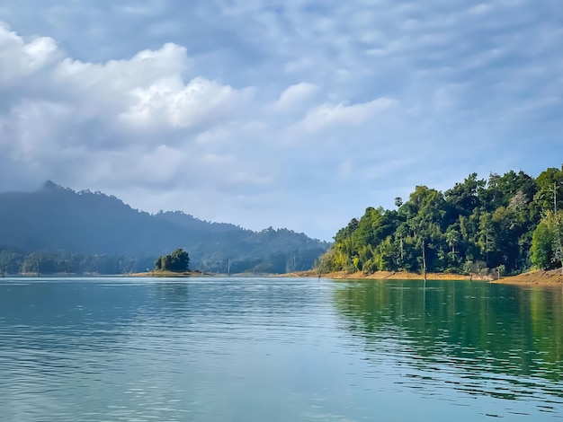 Lac tropical d'eau Emerland dans les montagnes