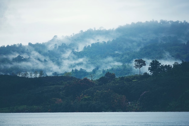 Lac tropical et montagne, vue sur la nature