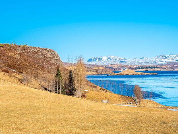 Lac Ulfljotfvatn situé dans le sud de l'Islande belle vue sous un ciel bleu clair