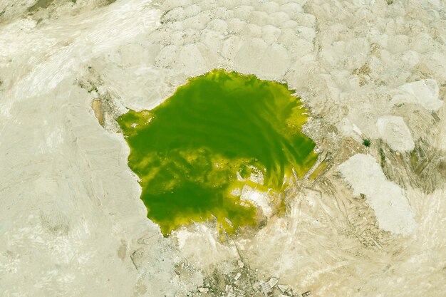 Lac vert formé sur le site d'une sablière