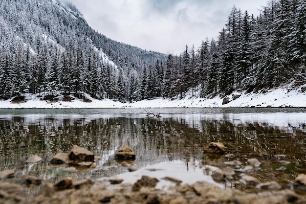 Le lac vert de Gruner est une destination touristique célèbre.