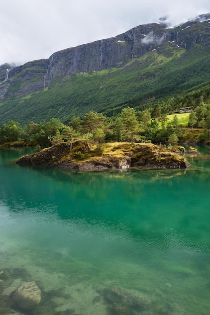 Lac vert Lovatnet dans la vallée de Lodal Norvège