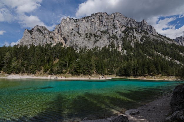 Lac vert et montagne