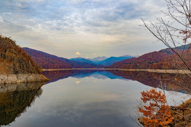 Photo lac vidraru dans les carpates roumaines