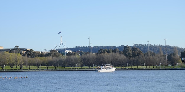 Lac de la ville et parlement australien à Canberra