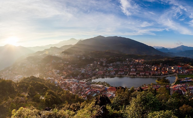 Lac et ville de Sapa à Sapa Vietnam point de vue de la ville de Sapa