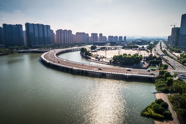 Lac avec la ville