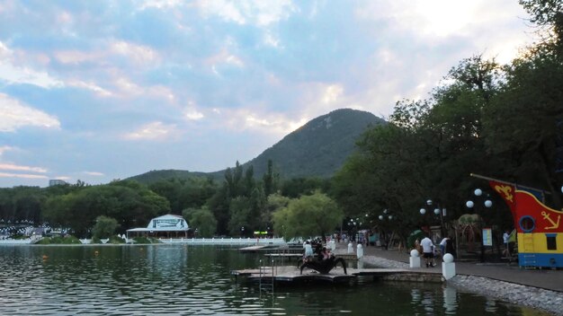 Lac de villégiature dans la zone piétonne de la ville de Jeleznovodsk, Caucase du Nord, Russie.