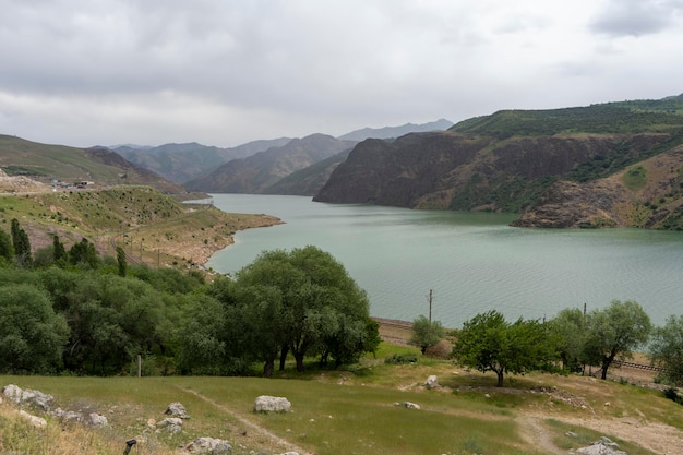 Un lac et une voie ferrée