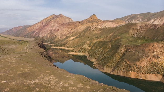 Le lac de vue drone avec montagne.